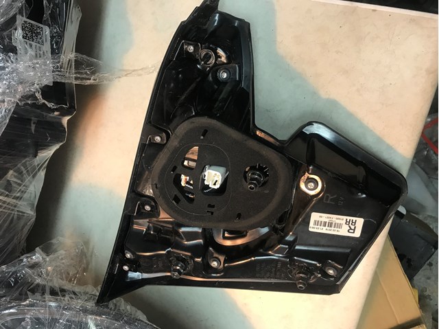 Lampa zespolona tylna prawa wewnętrzna 81580F4021 Toyota