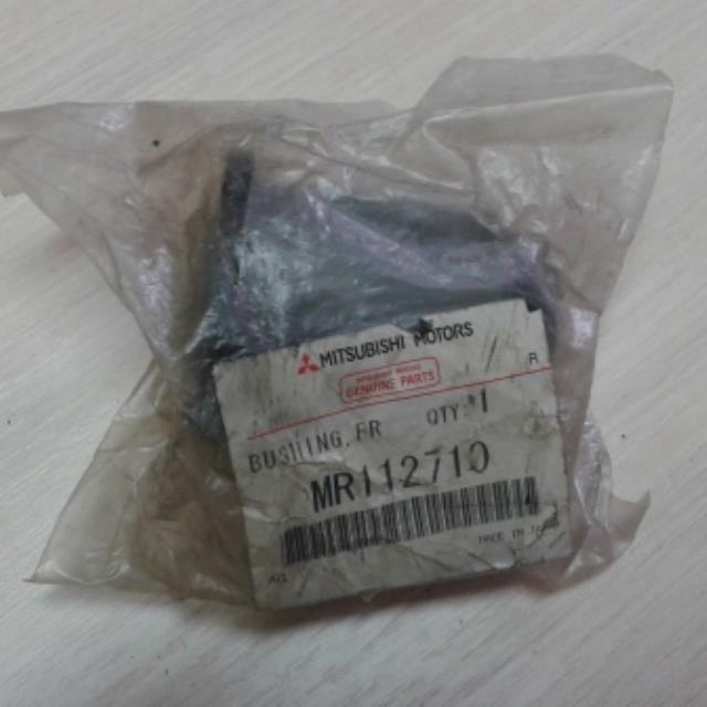 Silentblock przedniego wahacza dolnego MR112710 Mitsubishi