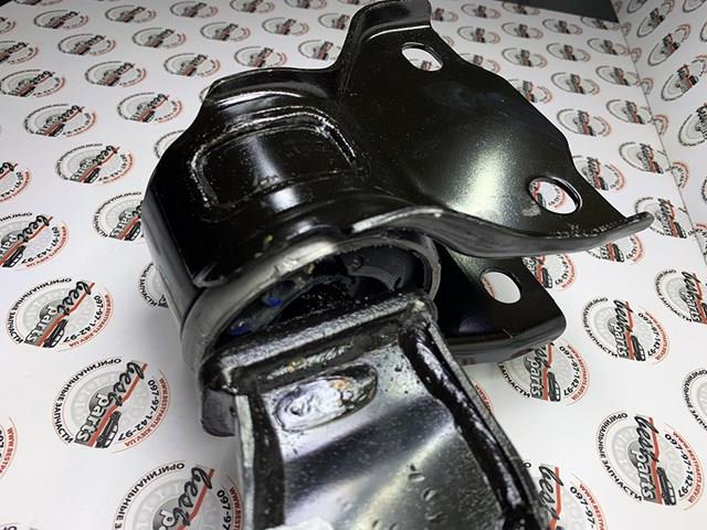 Wahacz zawieszenia przedniego dolny lewy LR126119 Land Rover