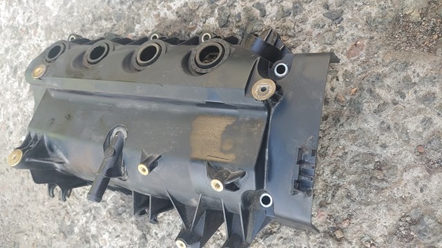 Pokrywa zaworowa 8200331491 Renault (RVI)