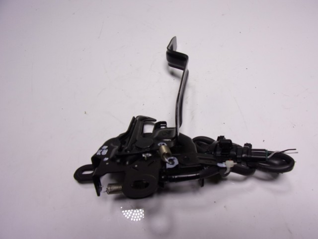 Zamek maski do Toyota Yaris CROSS MXP