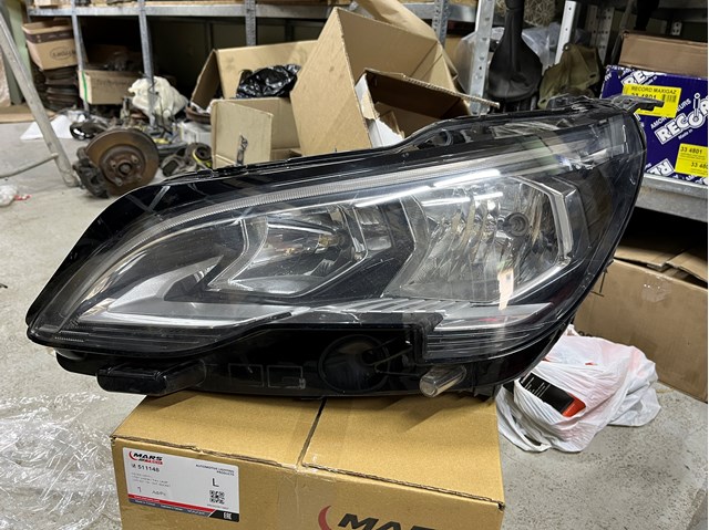 Reflektor lewy 9810478180 Peugeot/Citroen