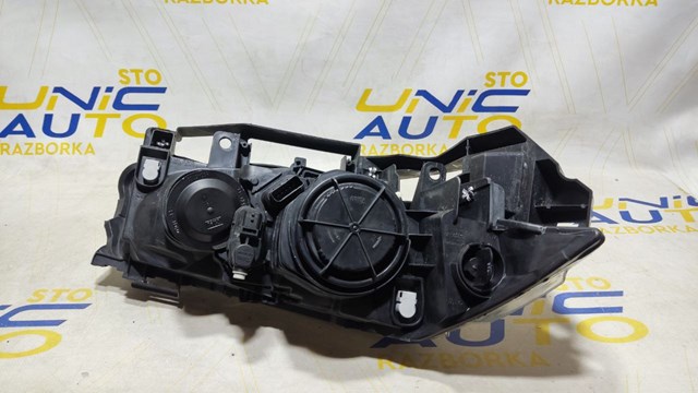 Reflektor prawy 8200412754 Renault (RVI)