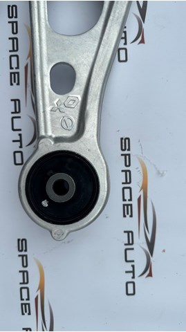 Wahacz zawieszenia przedniego dolny prawy 4013A584 Mitsubishi
