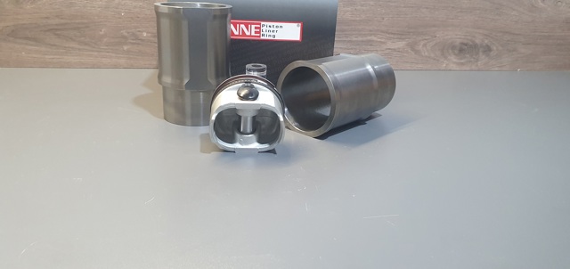 Zestaw tłokowy (tłok+tuleja) Mahle Original 0400290 cena, od 78,56 USD