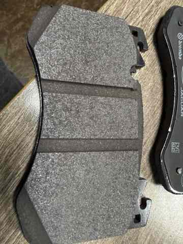 Klocki hamulcowe przednie tarczowe LR157389 Land Rover