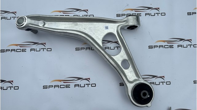 Do koszyka 4013A584 Mitsubishi Wahacz zawieszenia przedniego dolny prawy