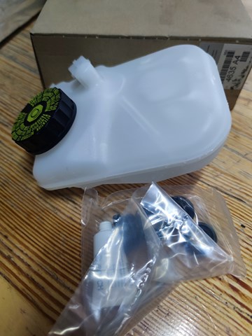 Zbiorniczek głównego cylindra hamulcowego (płynu hamulcowego) do Citroen Berlingo  M