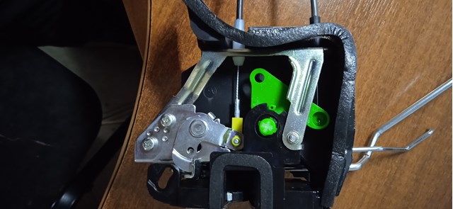 Do koszyka Zamek drzwi przednich prawych Hyundai Accent III MC