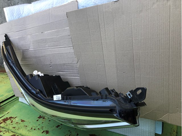 81130F4390 Toyota Reflektor prawy