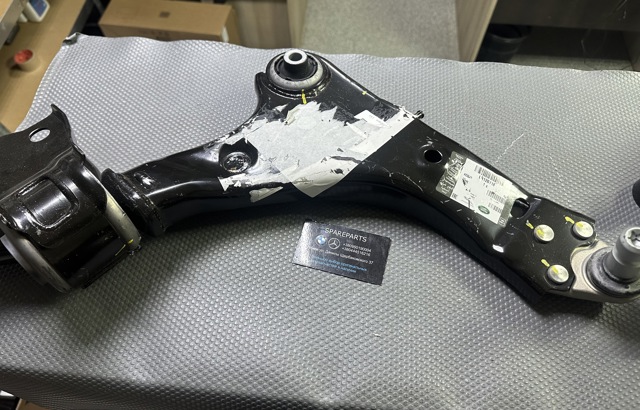 Wahacz zawieszenia przedniego dolny prawy LR126118 Land Rover