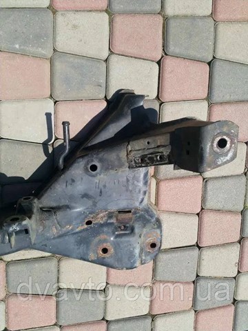 Do koszyka Korpus osi przedniej Mitsubishi Carisma  DA