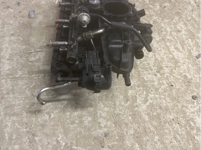 Kolektor ssący 06J133185DE VAG