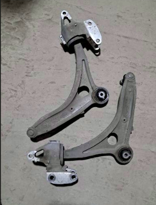 Wahacz zawieszenia przedniego dolny lewy Land Rover LR133588