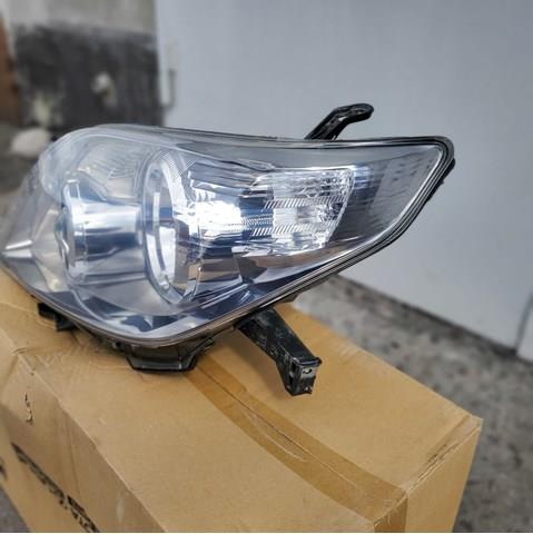 8118560M00 Toyota Reflektor lewy