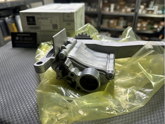 Pompa oleju do Mercedes ML/GLE  C292