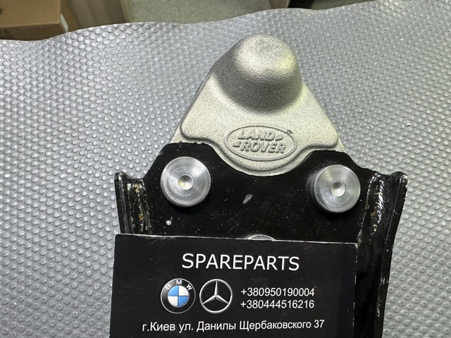 Wahacz zawieszenia przedniego dolny lewy LR126119 Land Rover