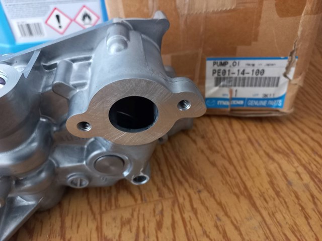 PE0114100 Mazda Pompa oleju