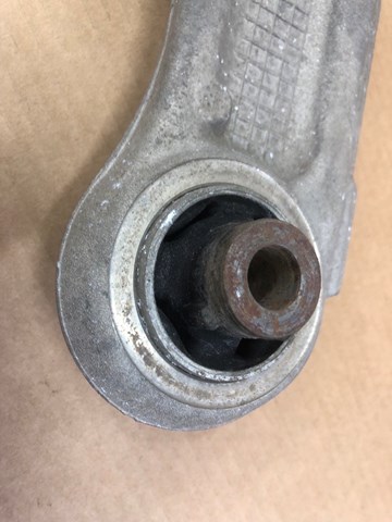 9815014380 Peugeot/Citroen Wahacz zawieszenia przedniego dolny prawy