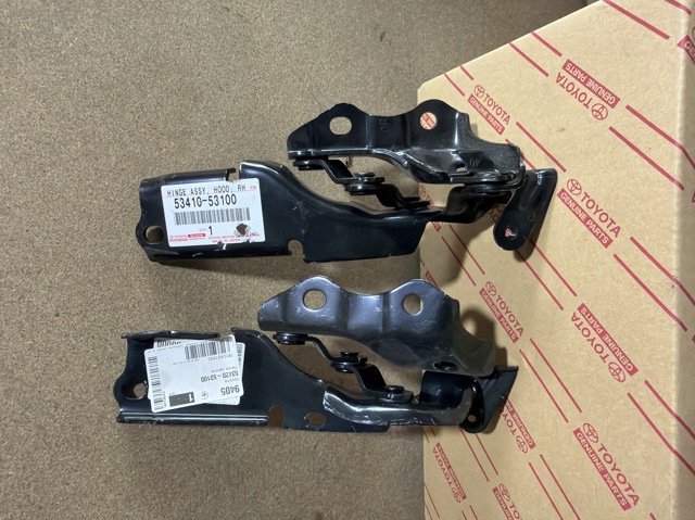 Zawias maski prawy Toyota 5341053100 cena, od 27,99 USD