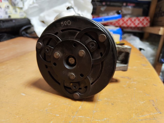 Sprężarka klimatyzacji D09W61450 Mazda