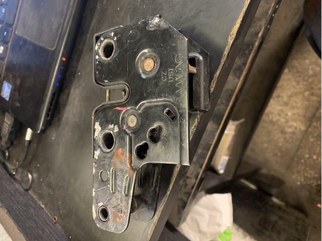 Zamek maski VAG 7H0823509A