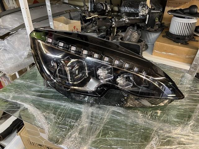 Reflektor prawy 9677832380 Peugeot/Citroen