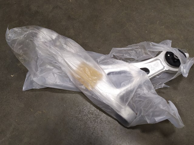 Do koszyka 4013A584 Mitsubishi Wahacz zawieszenia przedniego dolny prawy