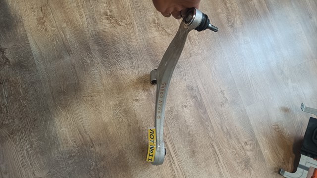 Wahacz zawieszenia przedniego dolny prawy 54501AT000 Hyundai/Kia