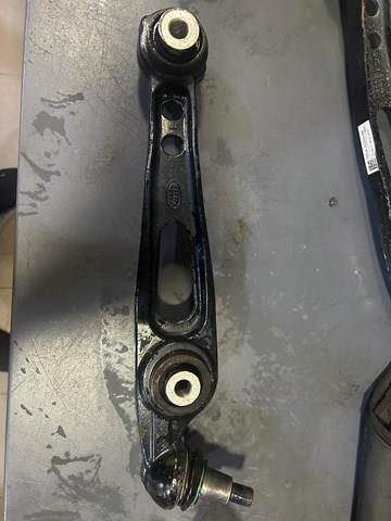 Wahacz zawieszenia przedniego dolny prawy LR084095 Land Rover