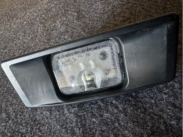 Lampa oświetlenia tylnej tablicy rejestracyjnej B0J85126Y Mazda