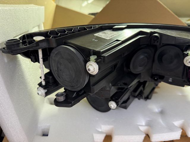 Reflektor lewy VAG 566941015 cena, od 602,84 USD