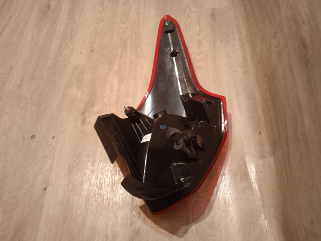 32C287E Polcar Lampa zespolona tylna lewa