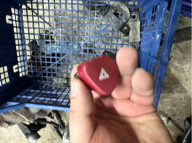  Przycisk włączania światła awaryjnego Citroen C3 1