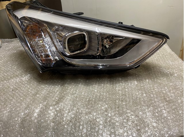 Reflektor prawy Hyundai/Kia 921022W120 cena, od 1462,09 USD