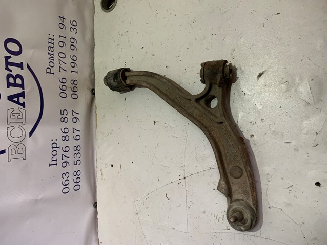 04694972AA Chrysler Wahacz zawieszenia przedniego dolny prawy