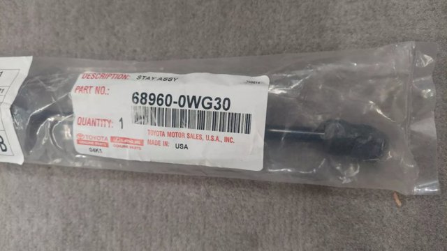 689600W510 Toyota Amortyzator klapy bagażnika (3/5 drzwi-tylnych)
