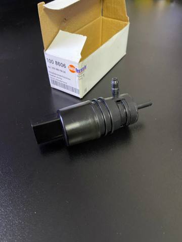 Pompka spryskiwacza szyby przedniej Autotechteile 1008606