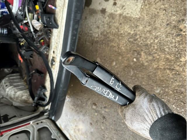 Do koszyka Ramię wycieraczki szyby przedniej Citroen Berlingo  B9