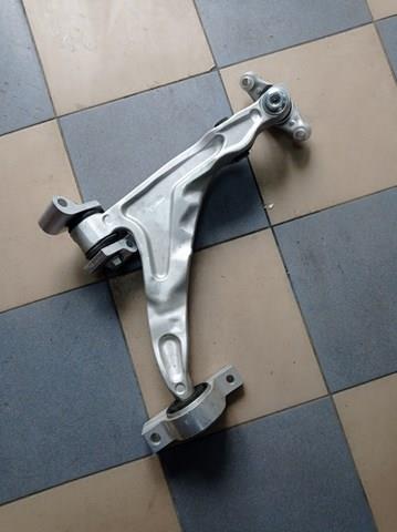 Wahacz zawieszenia przedniego dolny lewy 32246811 Volvo