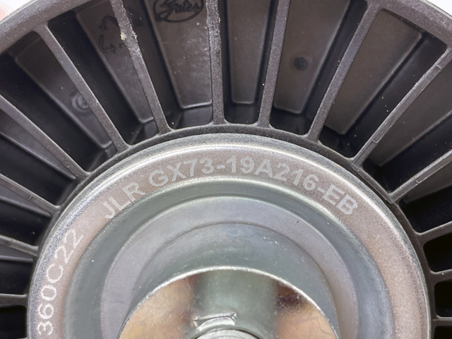 LR138946 Land Rover Rolka prowadząca, kierunkowa paska napędowego