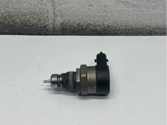 Regulator ciśnienia paliwa w listwie paliwowej 815539 General Motors
