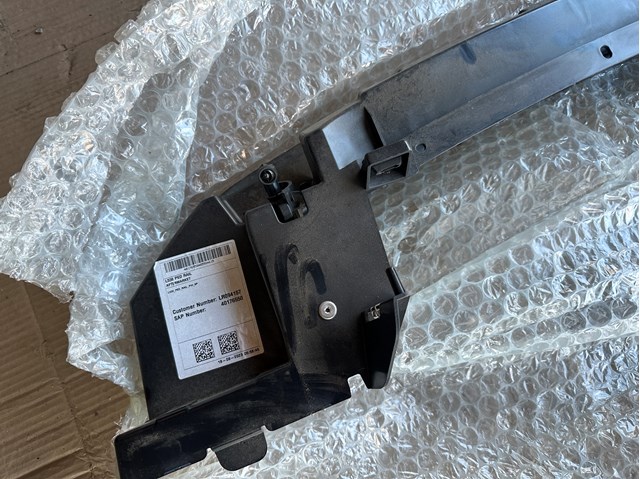 Do koszyka LR094157 Land Rover Wspornik zderzaka przedniego środkowy
