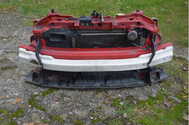 Osłona chłodnicy kompletna (panel mocowania reflektorów) Toyota Yaris 