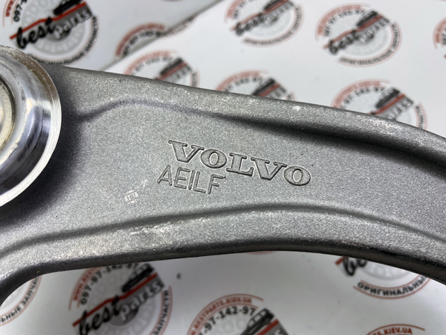 Wahacz zawieszenia przedniego górny lewy 32424507 Volvo