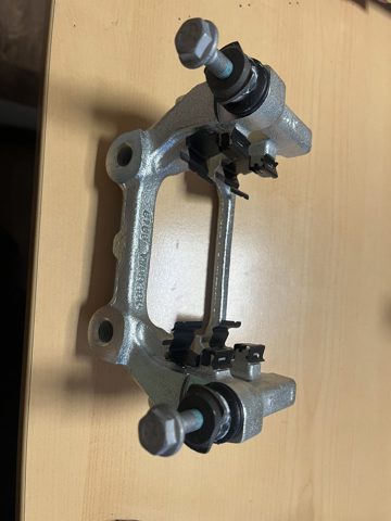 Jarzmo zacisku hamulcowego tylnego do Toyota Avensis III T27