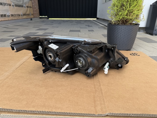 81E2090E Polcar Reflektor lewy