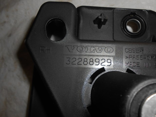 Do koszyka 32288929 Volvo Wspornik do mocowania błotnika przedniego prawy przedni