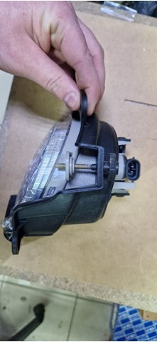 Do koszyka Lampa przeciwmgielna lewa KIA Spectra  