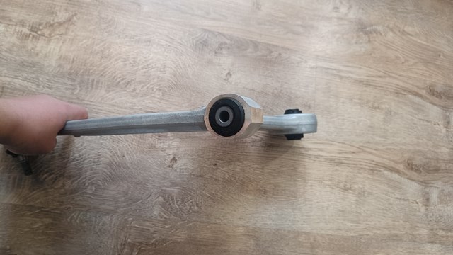 Do koszyka 54501AT000 Hyundai/Kia Wahacz zawieszenia przedniego dolny prawy